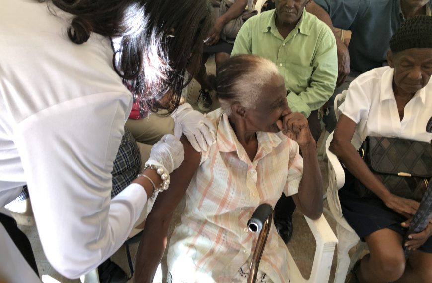 Inician jornada de vacunaci&oacute;n del adultos mayores en la Regi&oacute;n Valdesia