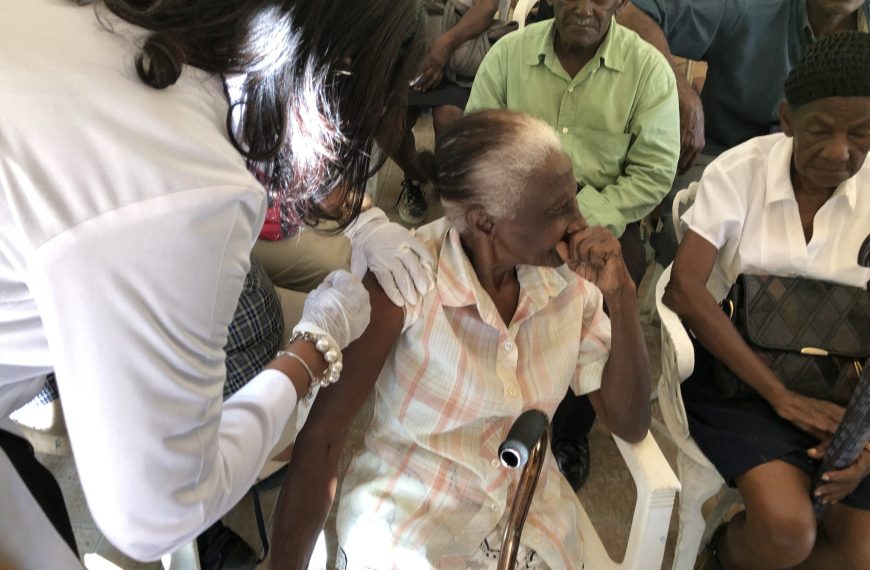 Inician jornada de vacunaci&oacute;n del adultos mayores en la Regi&oacute;n Valdesia